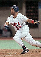 Kirby Puckett Swinging the bat